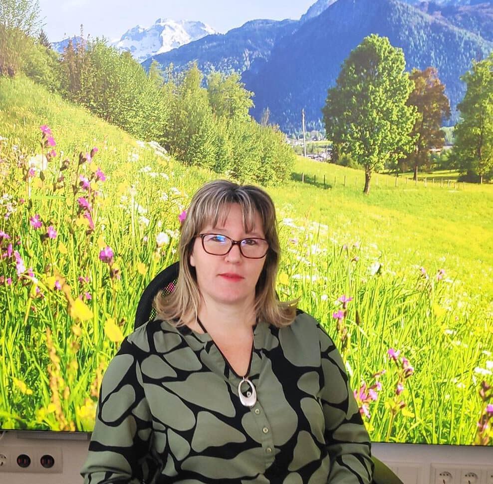 Über uns - Antis Bauelemente GmbH Mitarbeiterin im Büro